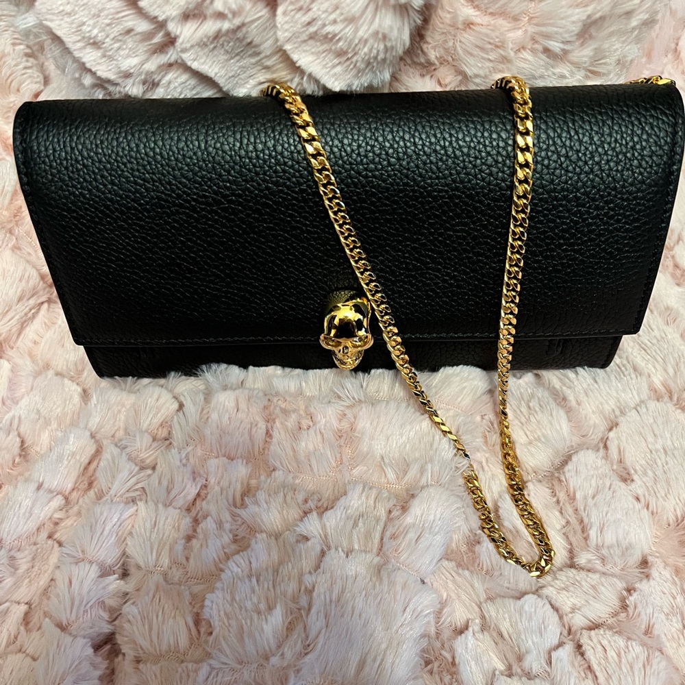 Authentic ALEXANDER
MCQUEEN 
Pebbled Calfskin Skull Wallet on
Chain Black